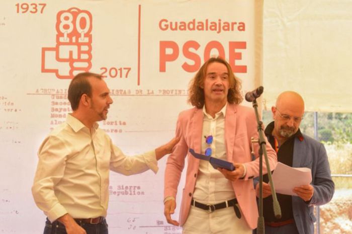 &quot;Gracias a los que hicieron tanto por el PSOE hace 80 años&quot;