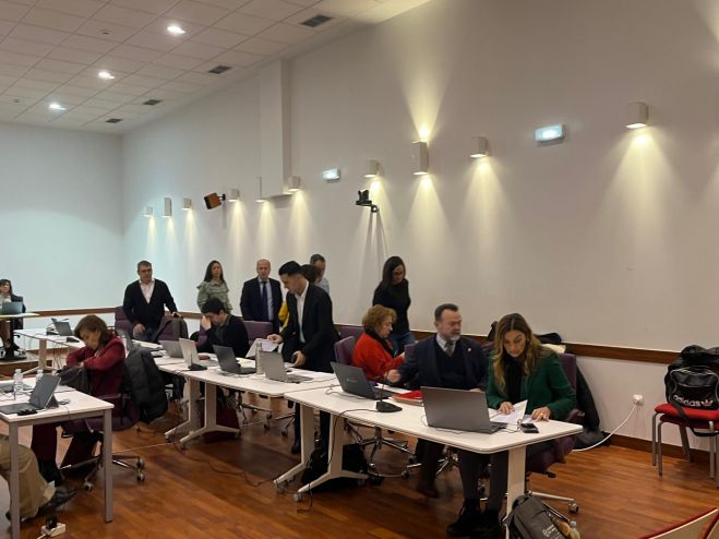 El PSOE abandona el pleno en protesta a Guarinos “por blanquear a Vox”, que niega la violencia machista e impide una declaración institucional sobre el 8M