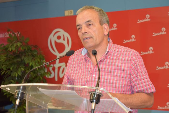 Diputados del PP privan a otros municipios de las brigadas de electricidad para poner adornos de fiestas en sus pueblos