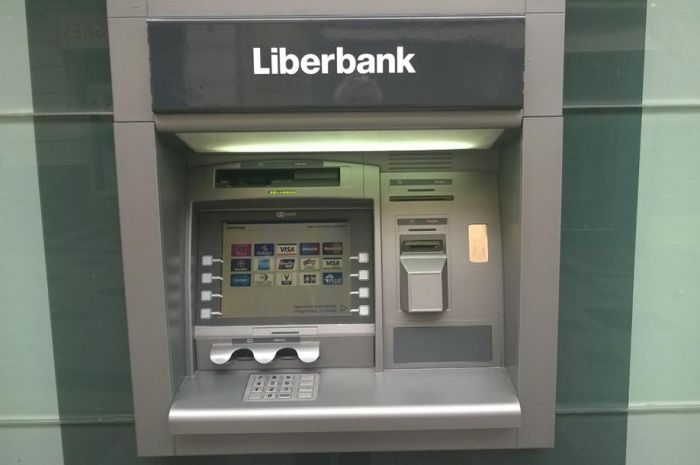 PP y C&#039;s se niegan a que los bancos paguen por los cajeros en la vía pública