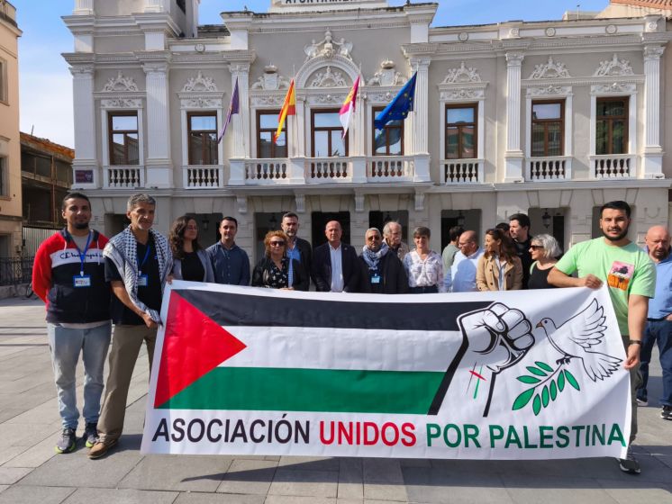 Guadalajara guarda un minuto de silencio para condenar el genocio en Gaza, a iniciativa de los grupos municipales de PSOE y AIKE
