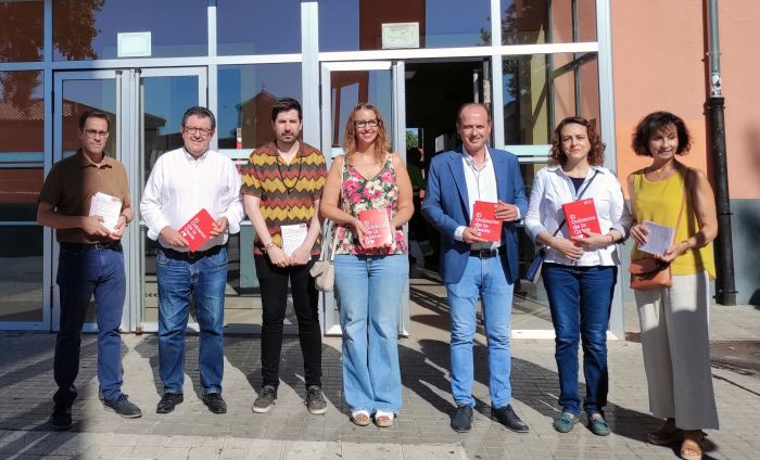 El PSOE informa a pie de calle de la puesta en marcha de la gratuidad de los abonos de Renfe para Cercanías y media distancia