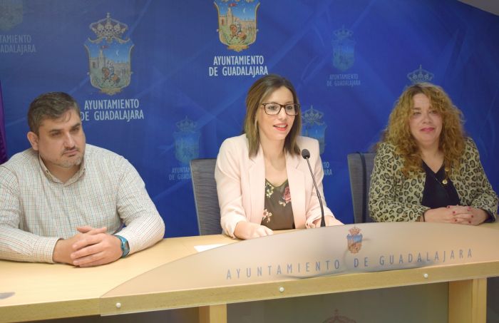 Román minimiza la representación de la mujer en la vida pública de la ciudad