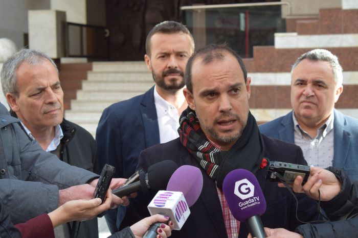 “García-Page garantiza el abono transporte para Guadalajara, pagando las deudas de Cospedal”