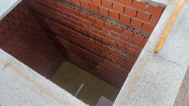 Guarinos tiene abandonado el cementerio, con sepulturas inundadas hasta un metro de agua y a los trabajadores en condiciones de precariedad