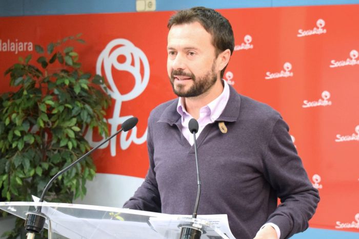 Page aprueba nueva convocatoria de ayudas para libros de texto y comedor, eliminadas por Cospedal